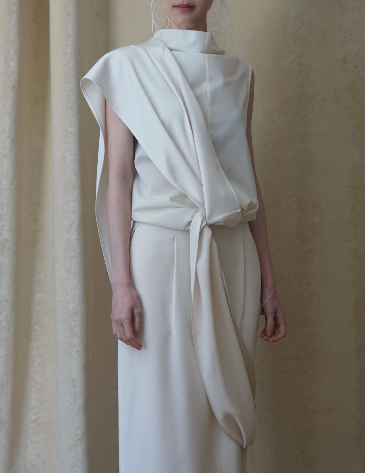 Chemisier sans manches à col montant