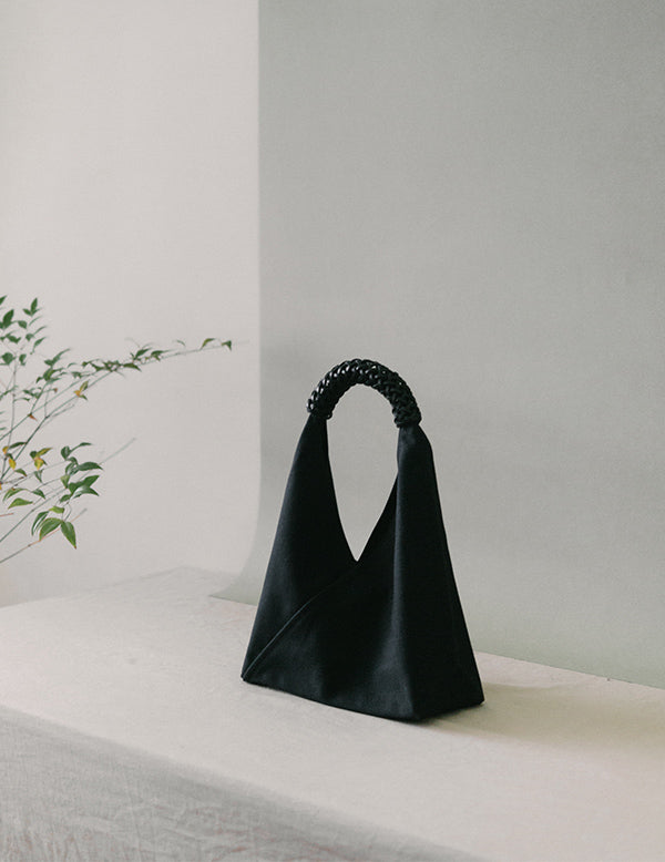 KAMARO’AN | Woven Triangle Bag - All Black - S