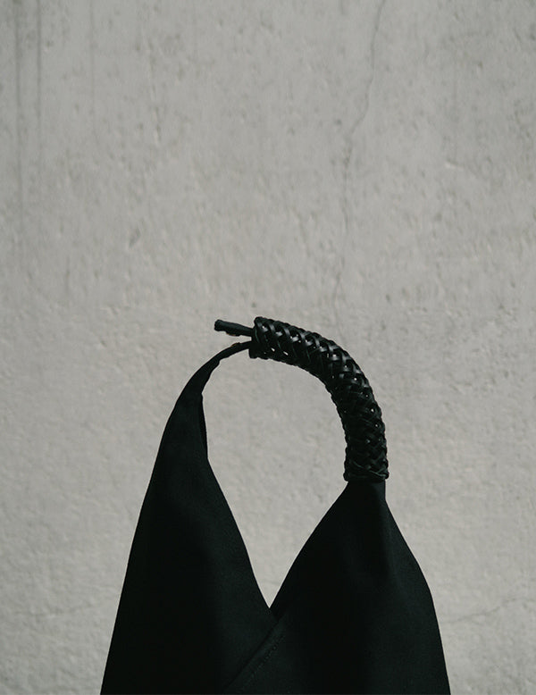 KAMARO’AN | Woven Triangle Bag - All Black - S