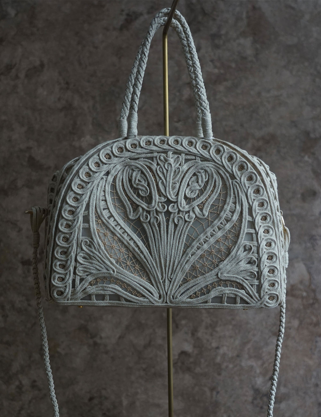 Sac à main Demi Lune avec broderie en cordon・Beige