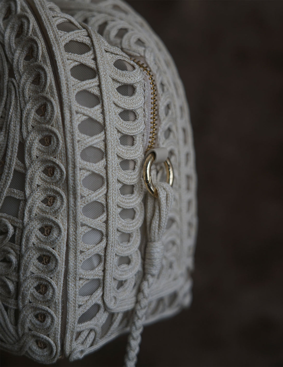 Sac à main Demi Lune avec broderie en cordon・Beige