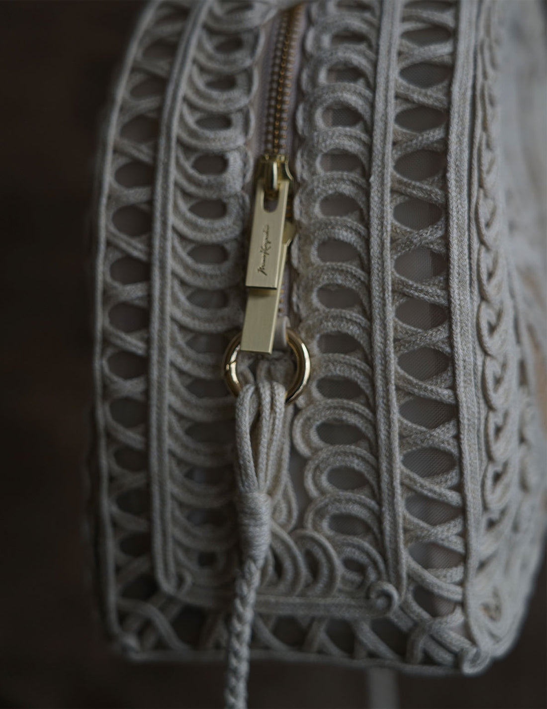 Sac à main Demi Lune avec broderie en cordon・Beige