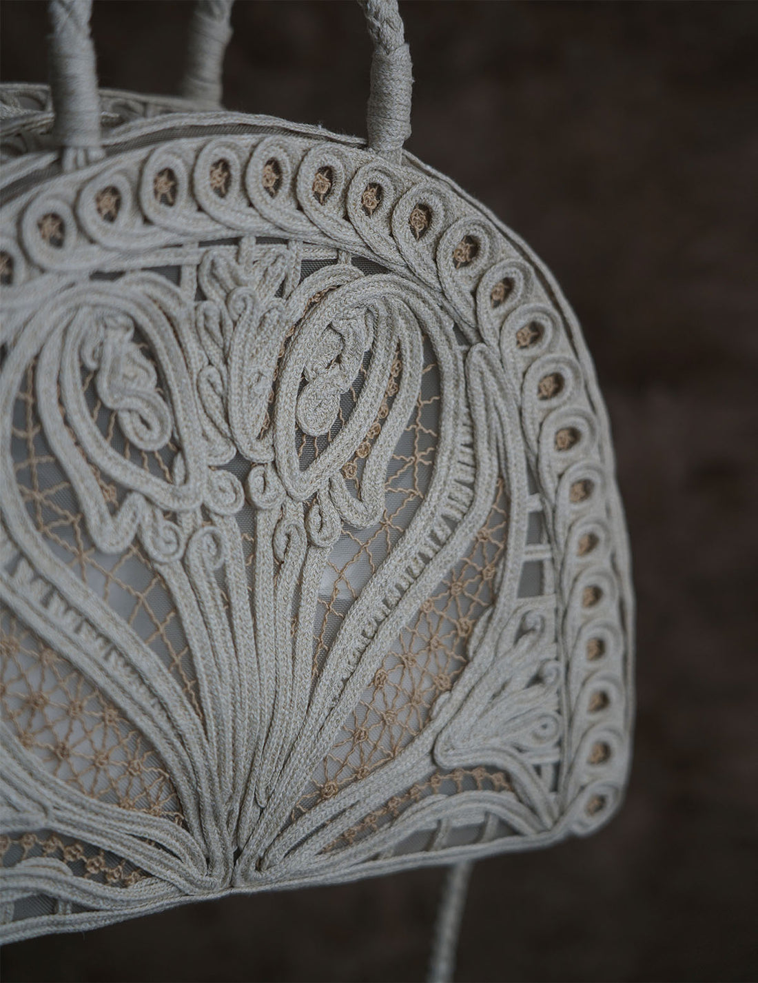 Sac à main Demi Lune avec broderie en cordon・Beige