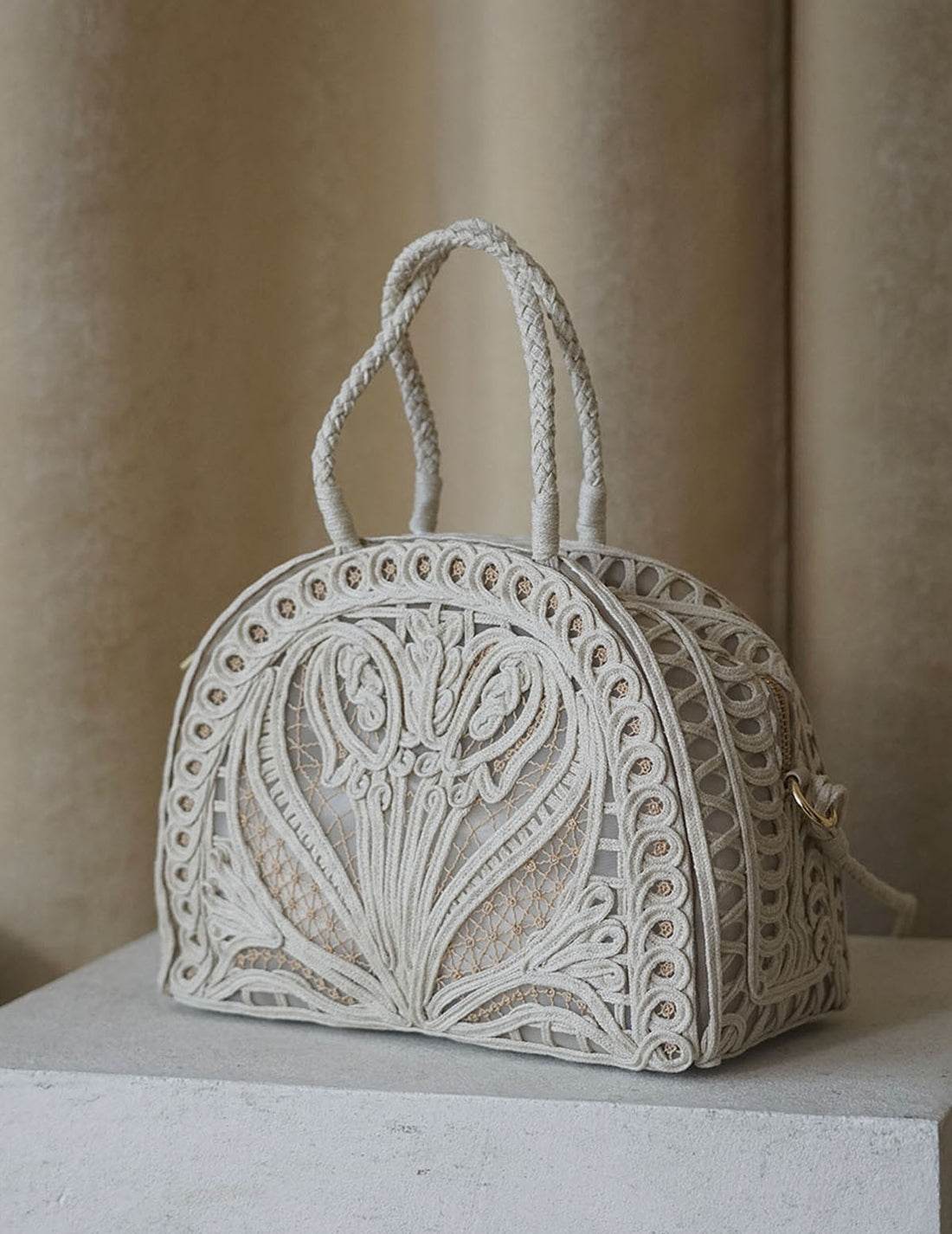Sac à main Demi Lune avec broderie en cordon・Beige