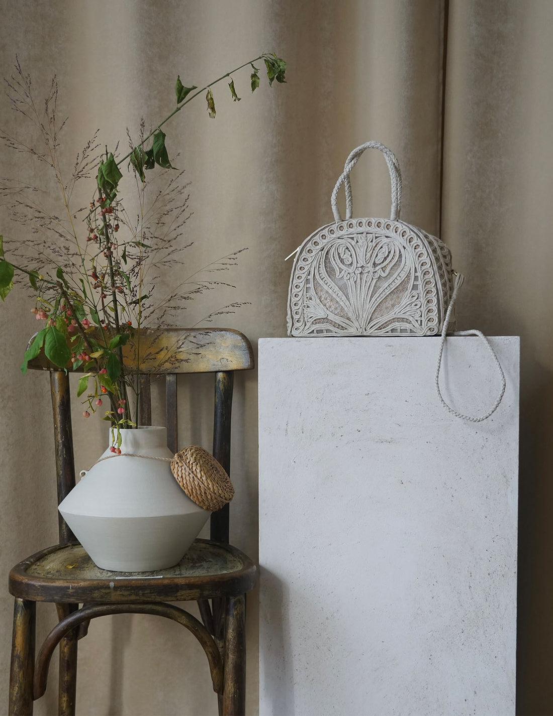 Sac à main Demi Lune avec broderie en cordon・Beige