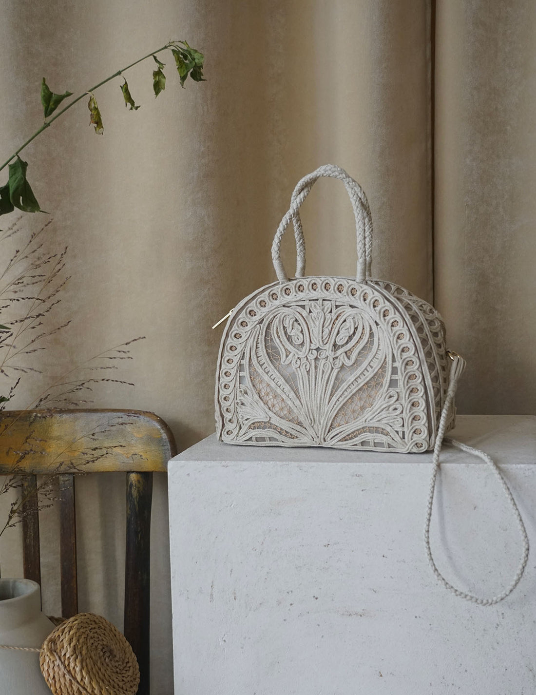 Sac à main Demi Lune avec broderie en cordon・Beige
