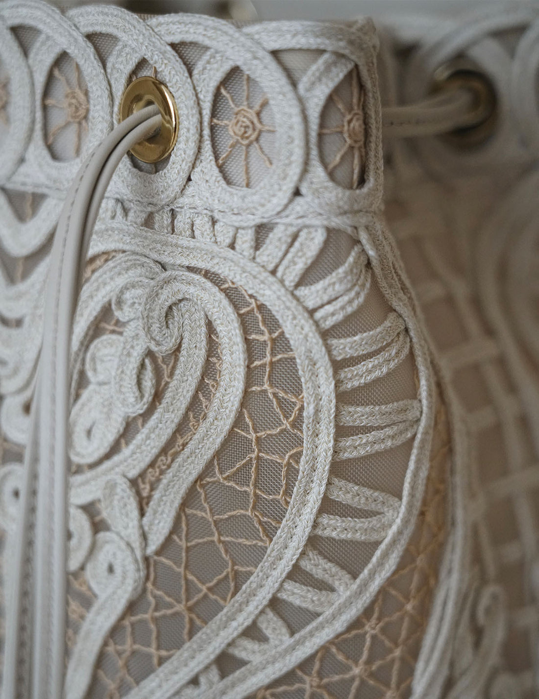 Sac seau brodé en cordon・Beige