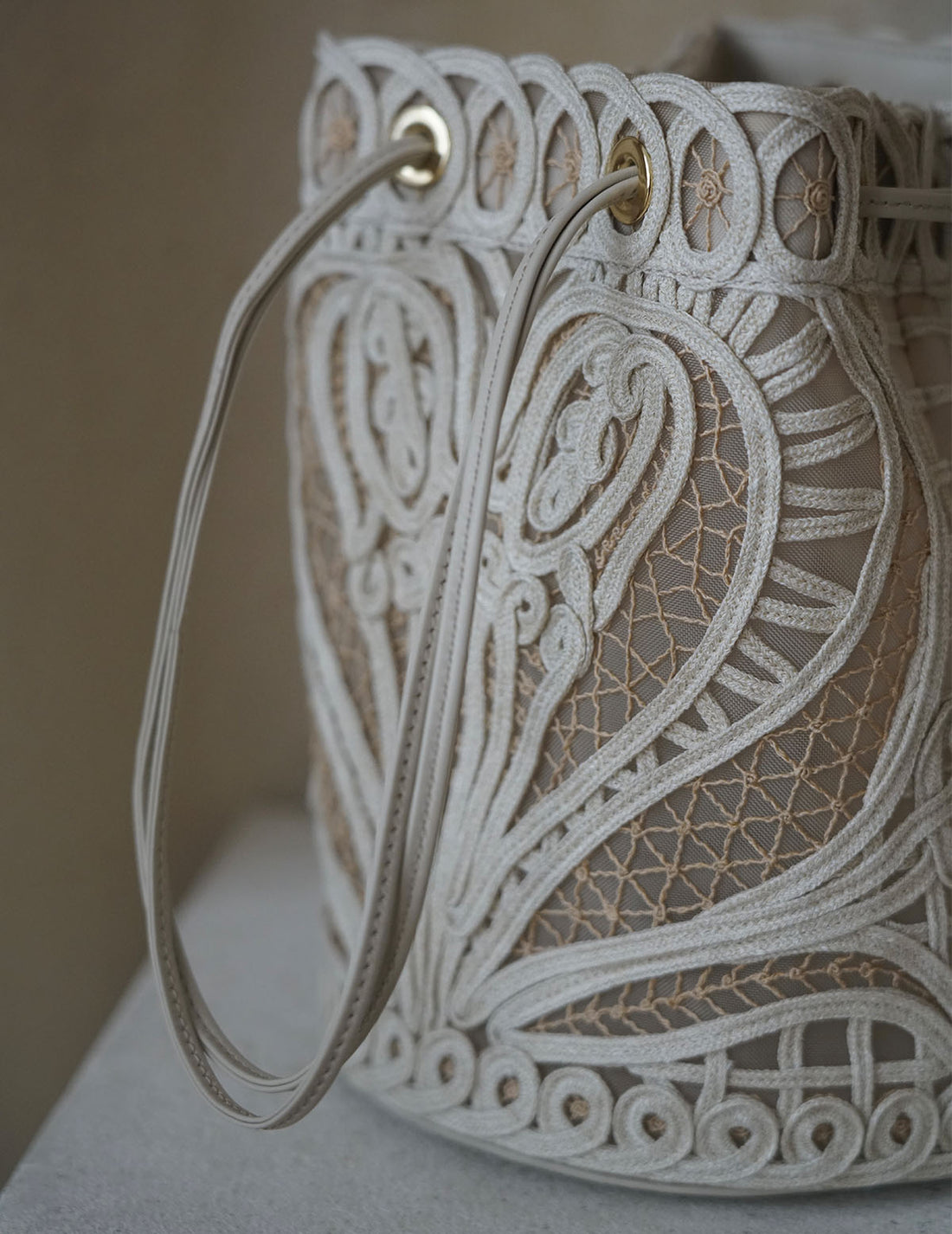 Sac seau brodé en cordon・Beige