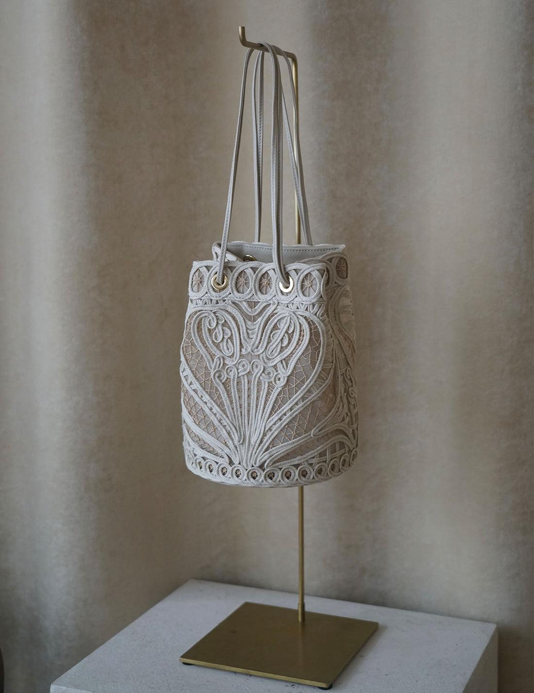 Sac seau brodé en cordon・Beige