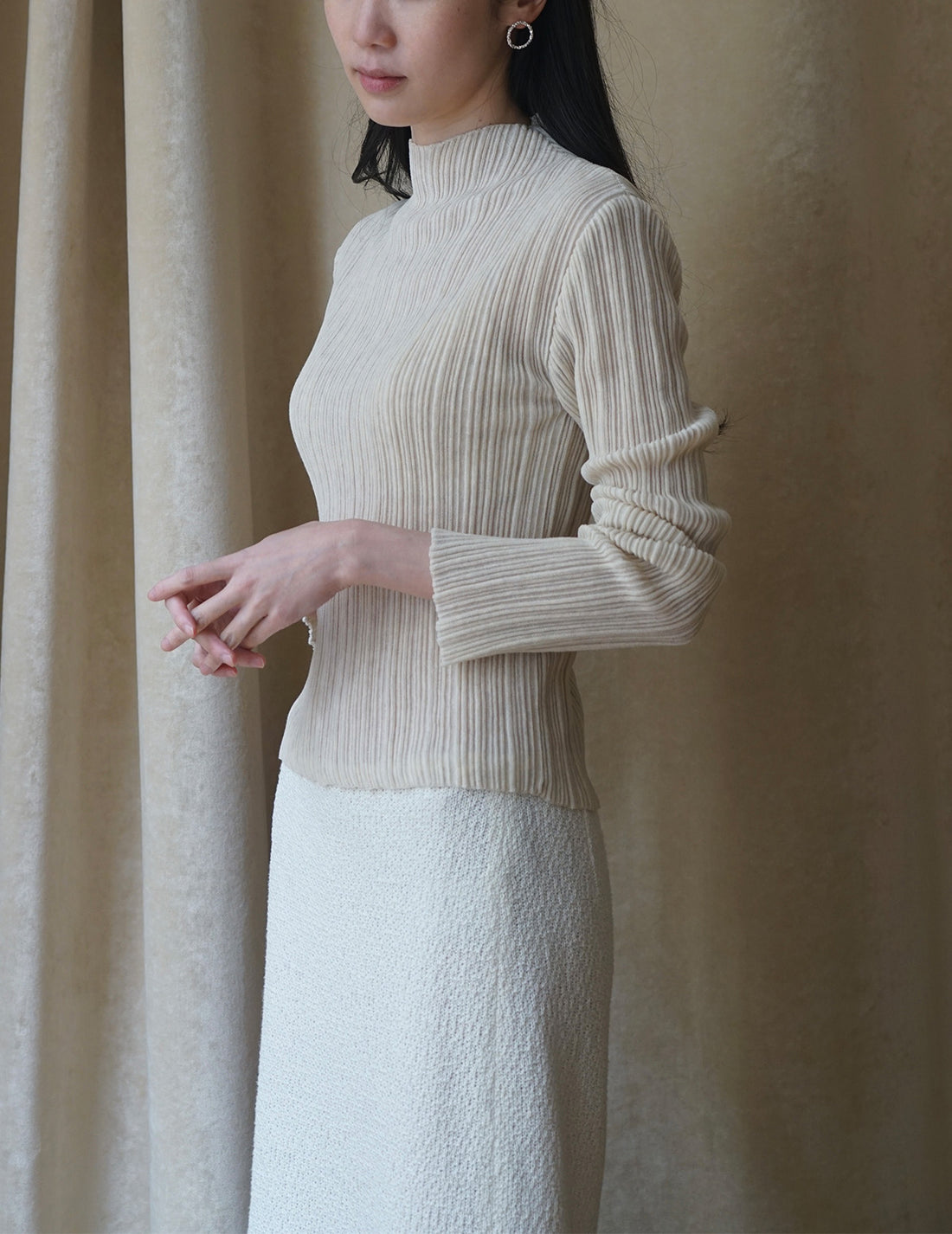 Haut à manches longues et col montant plissé