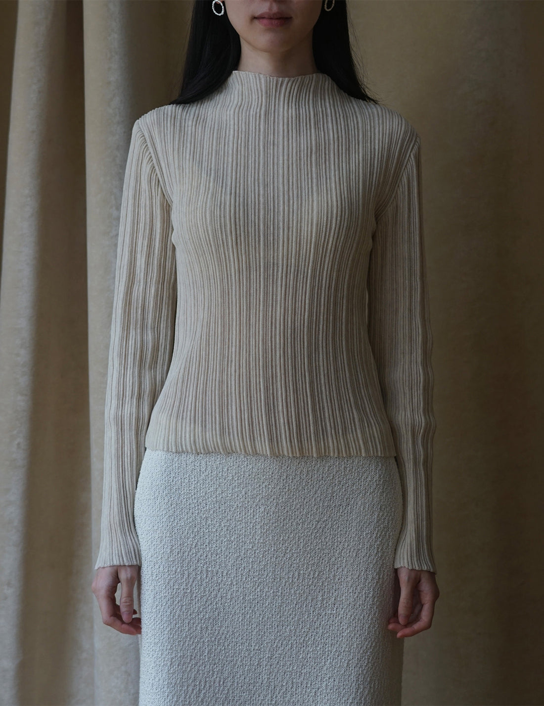 Haut à manches longues et col montant plissé