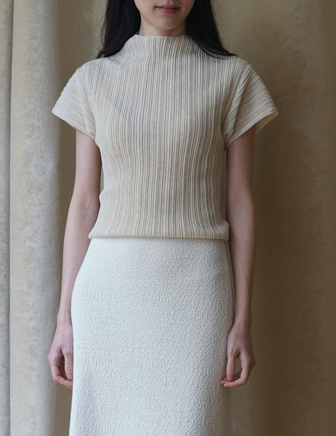 Haut à manches courtes et col montant plissé 