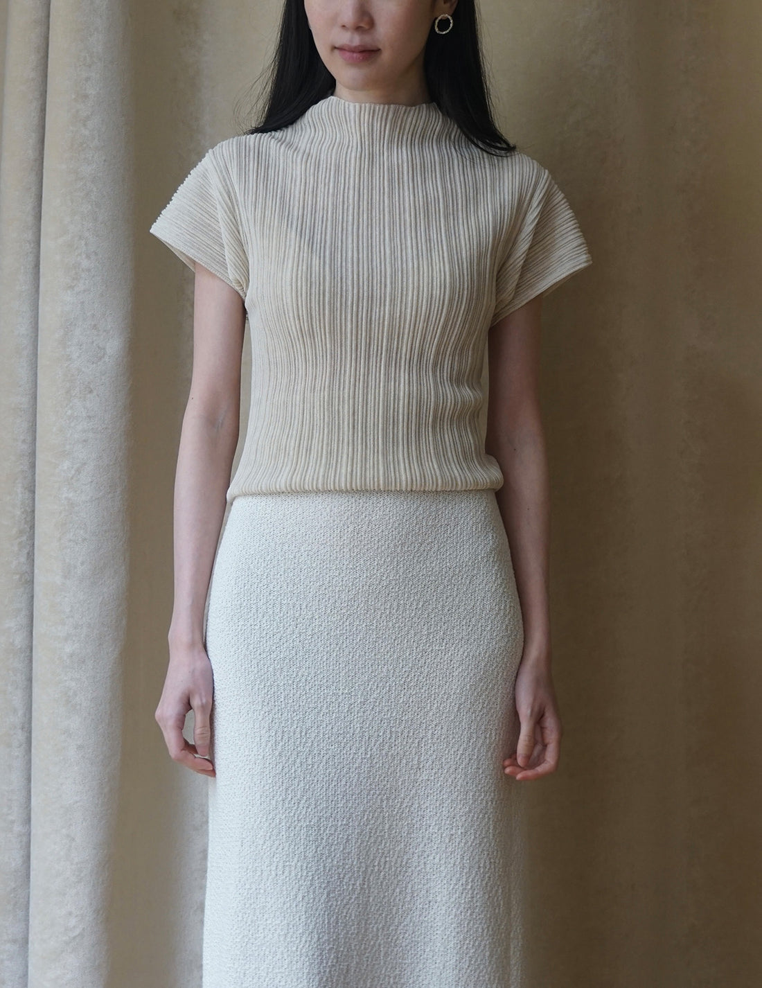 Haut à manches courtes et col montant plissé 