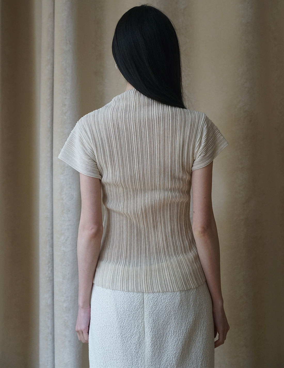 Haut à manches courtes et col montant plissé 