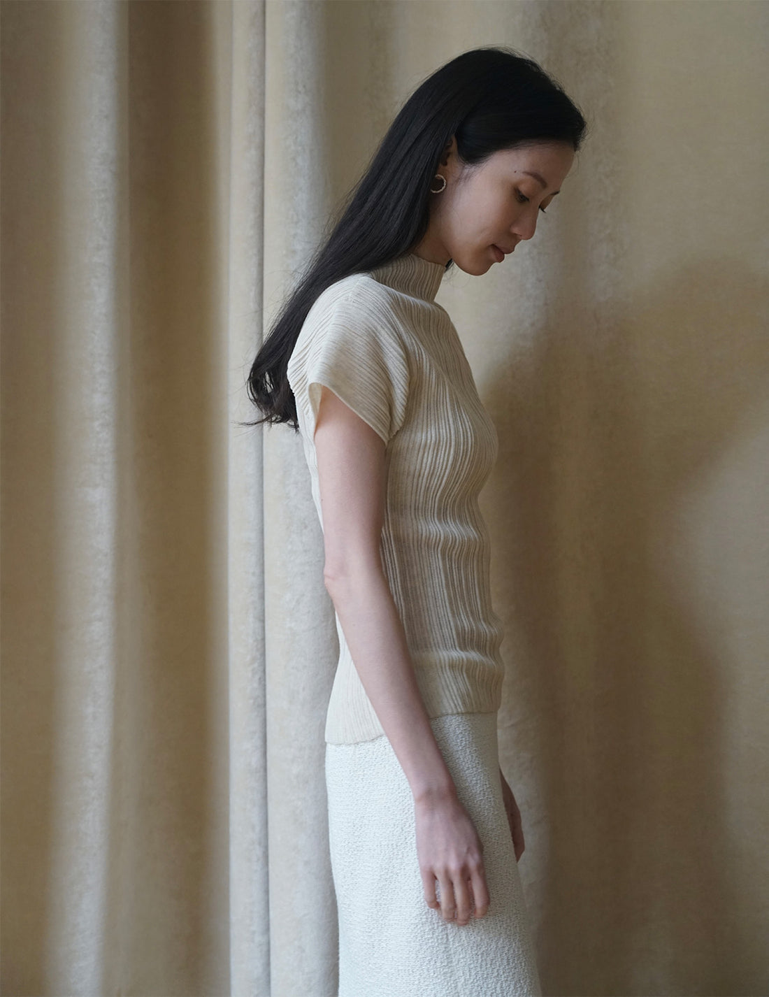 Haut à manches courtes et col montant plissé 