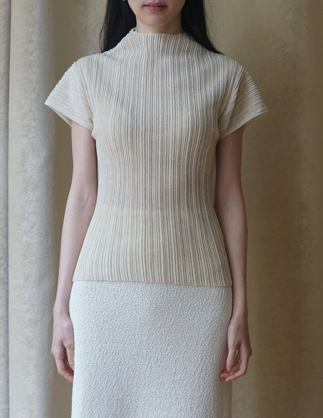 Haut à manches courtes et col montant plissé 