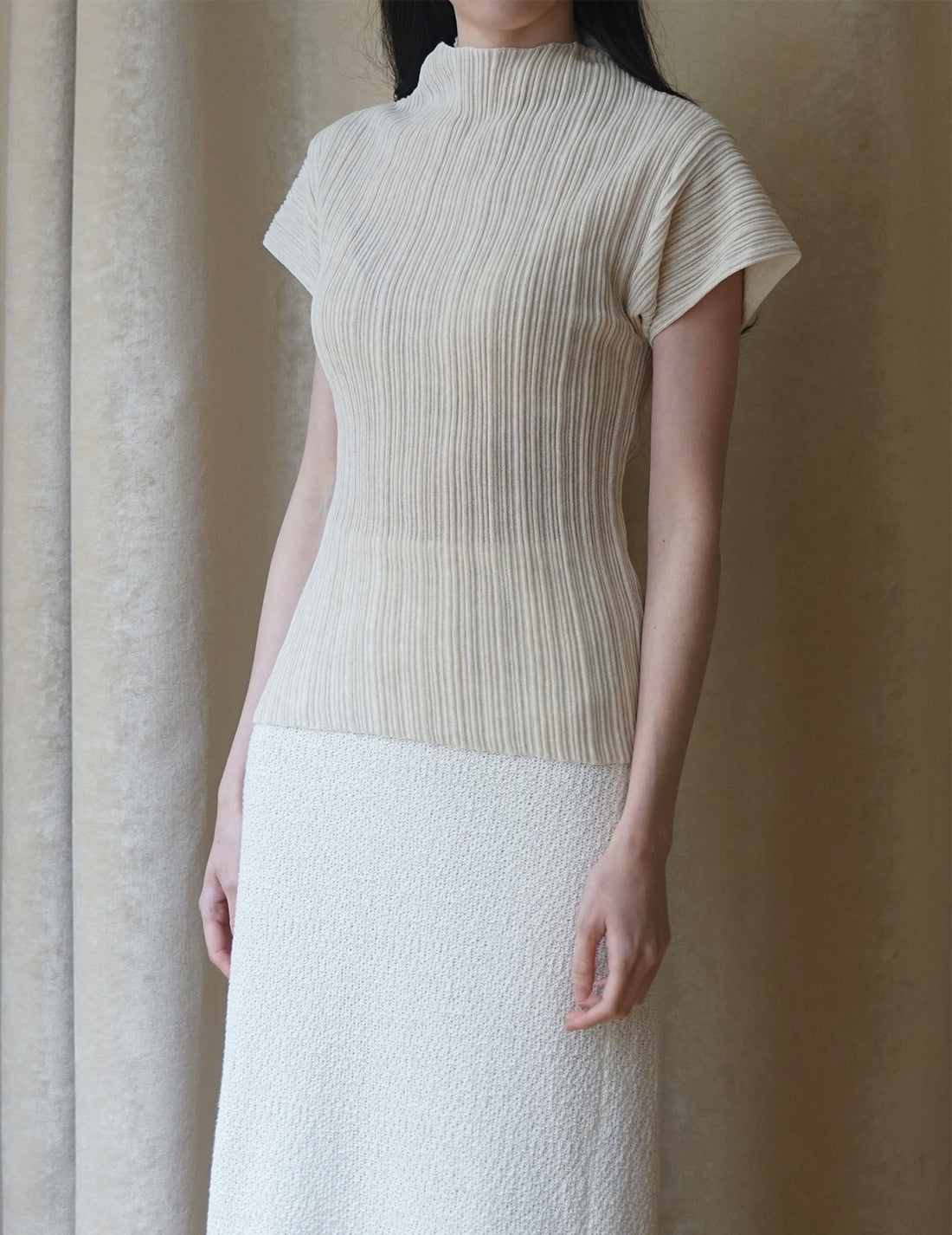 Haut à manches courtes et col montant plissé 