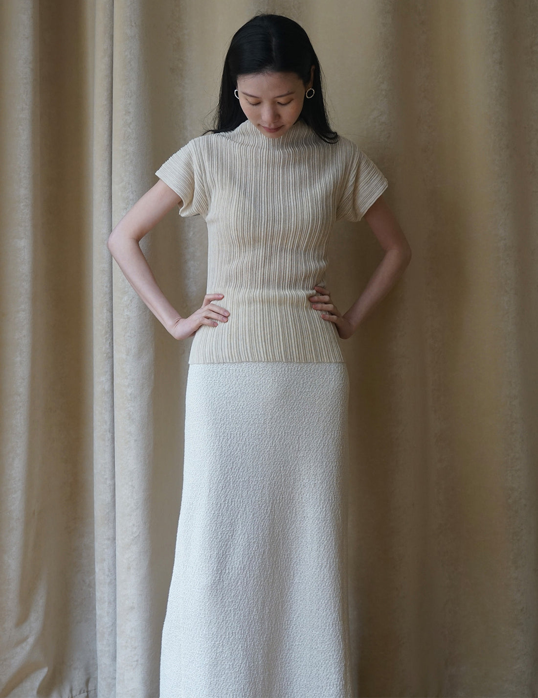 Haut à manches courtes et col montant plissé 