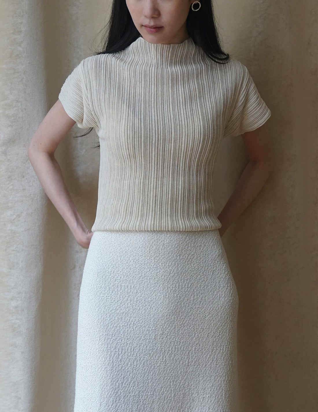 Haut à manches courtes et col montant plissé 