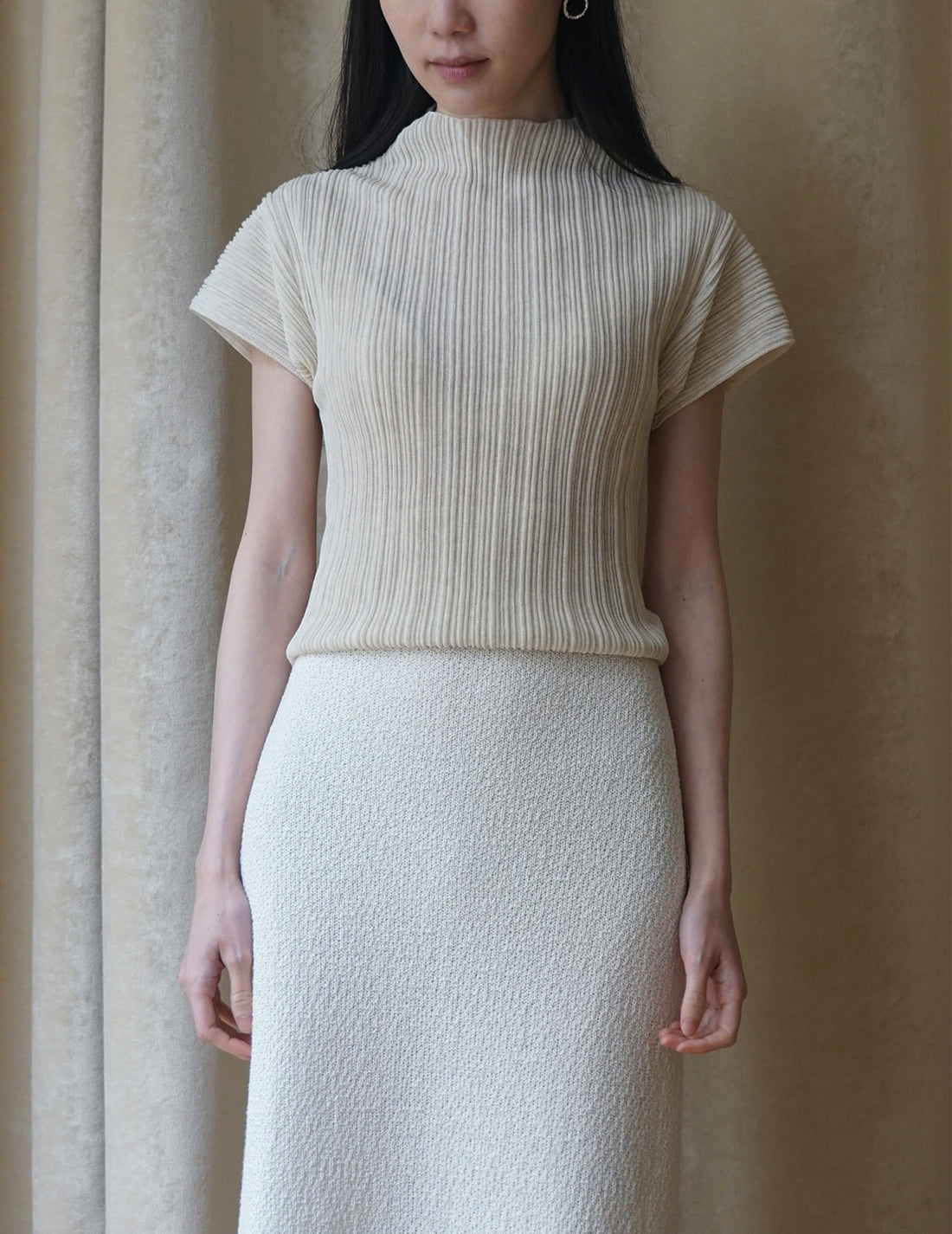 Haut à manches courtes et col montant plissé 