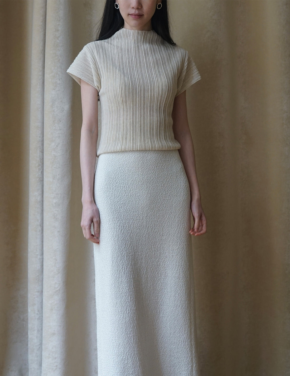 Haut à manches courtes et col montant plissé 