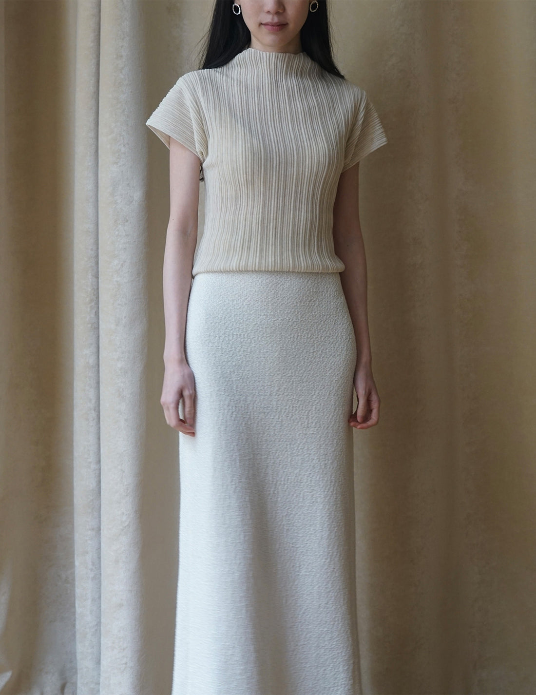 Haut à manches courtes et col montant plissé 