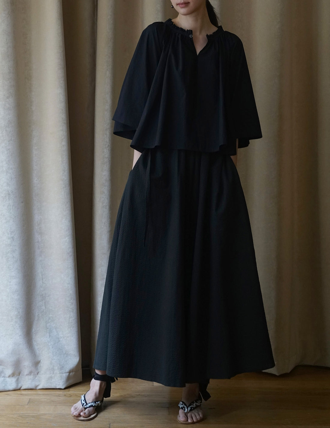 Mark Kenly Domino Tan | Sumela Blouse・Black