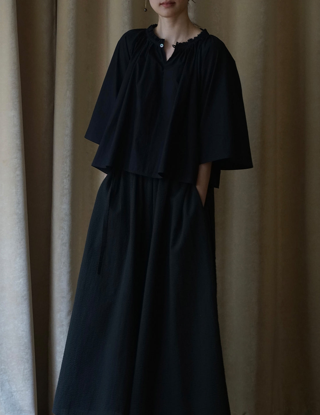 Mark Kenly Domino Tan | Sumela Blouse・Black