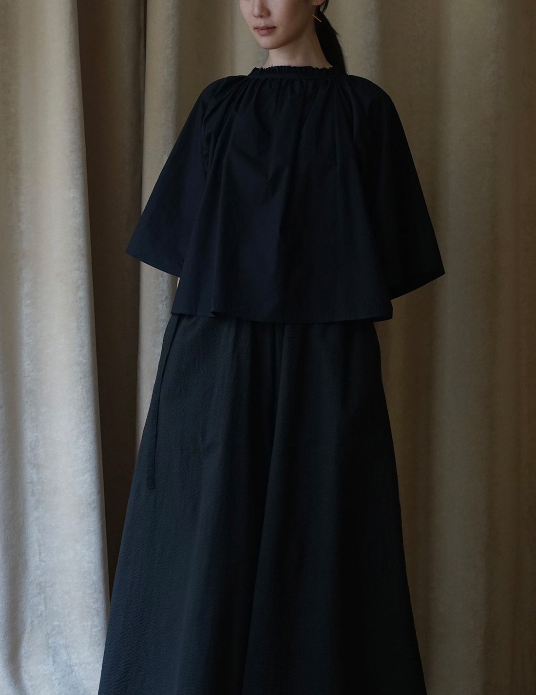 Mark Kenly Domino Tan | Sumela Blouse・Black