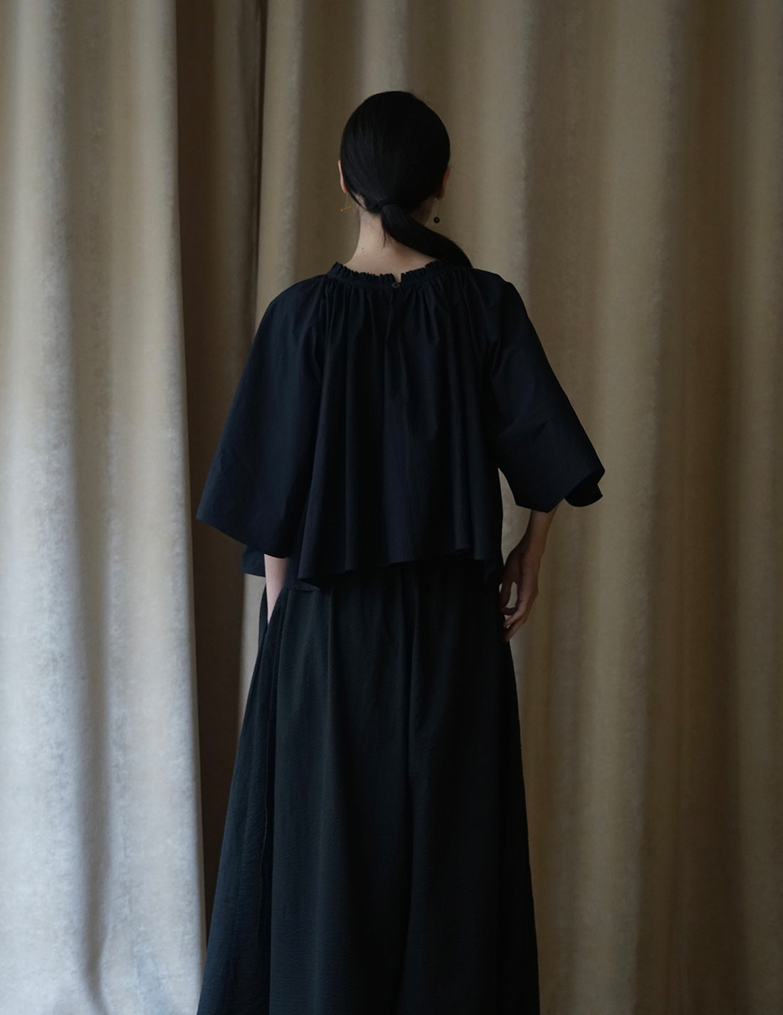 Mark Kenly Domino Tan | Sumela Blouse・Black