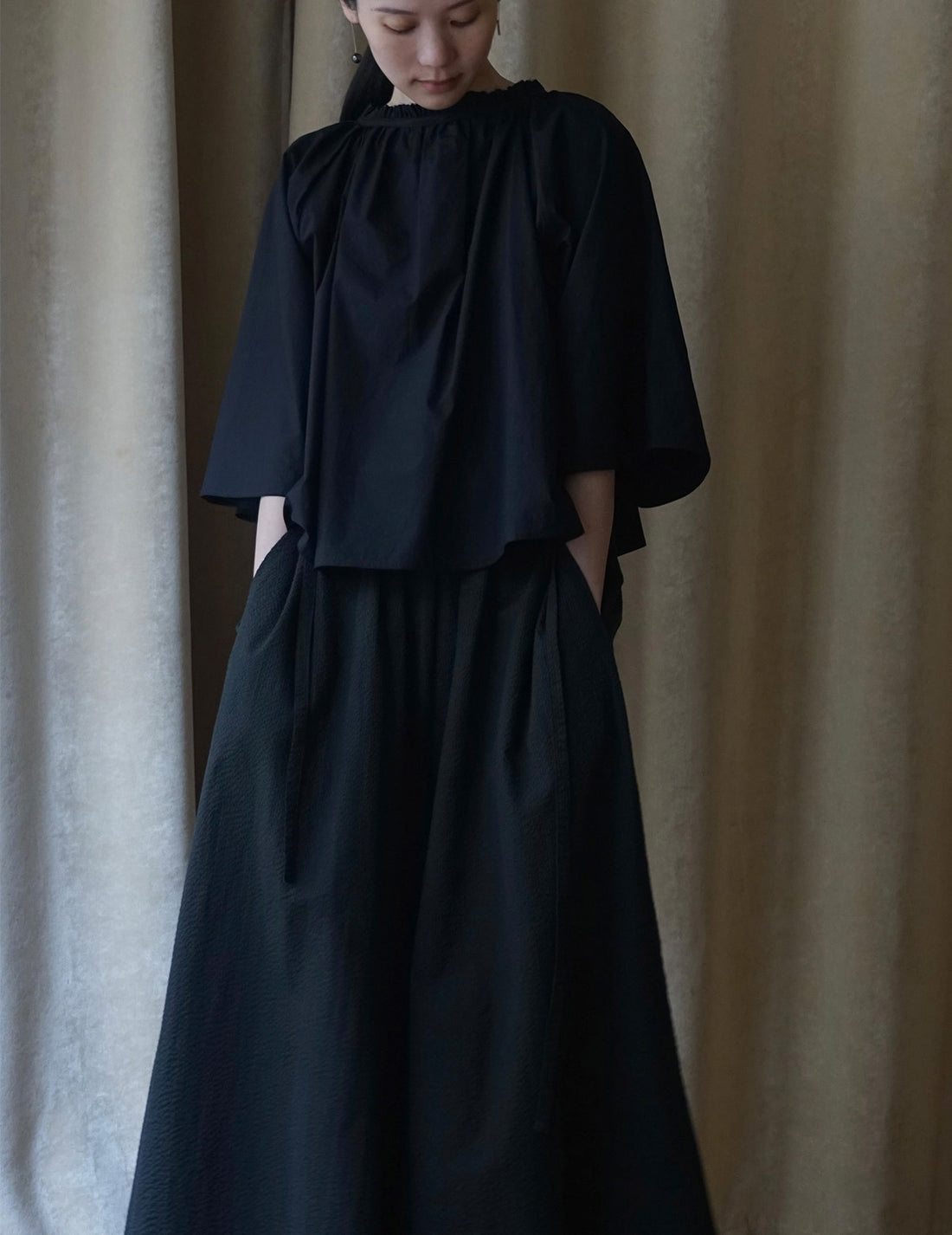 Mark Kenly Domino Tan | Sumela Blouse・Black