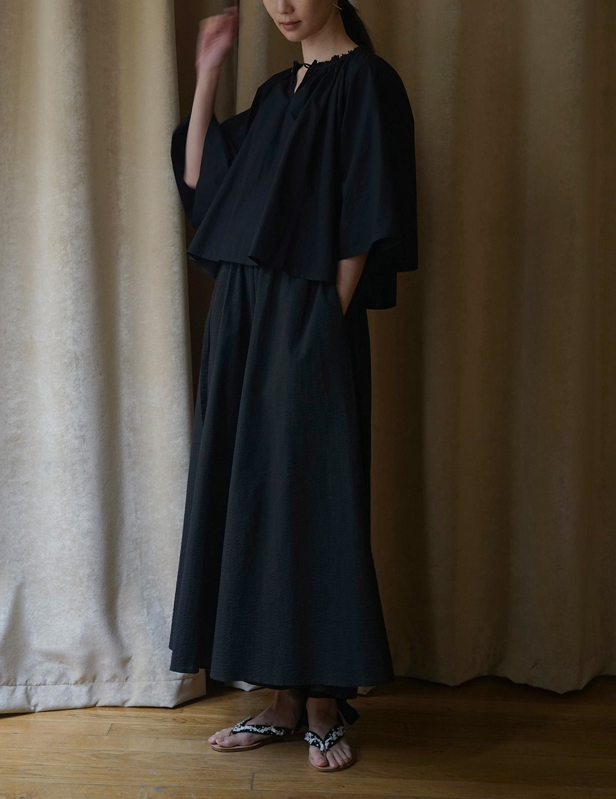 Mark Kenly Domino Tan | Sumela Blouse・Black