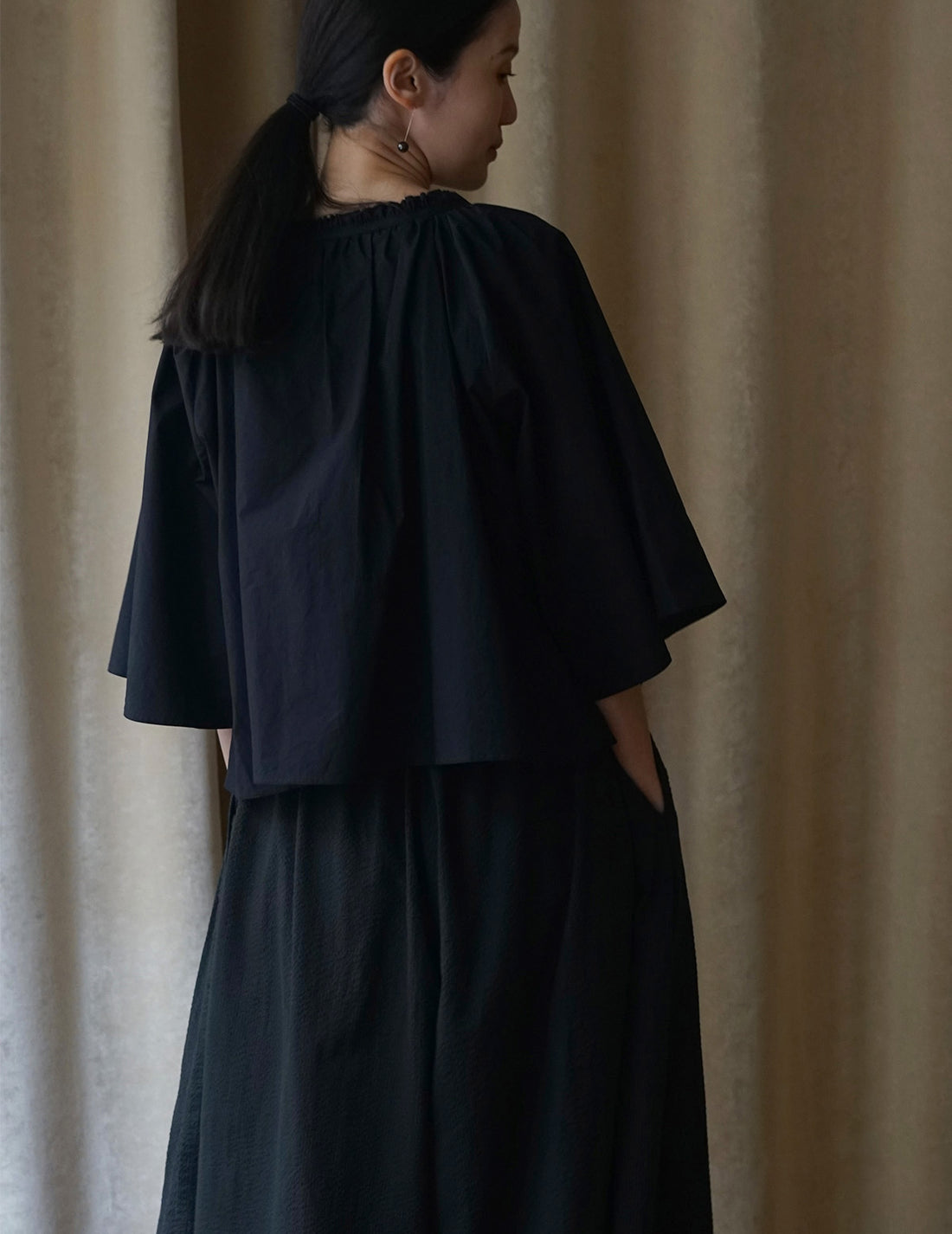 Mark Kenly Domino Tan | Sumela Blouse・Black