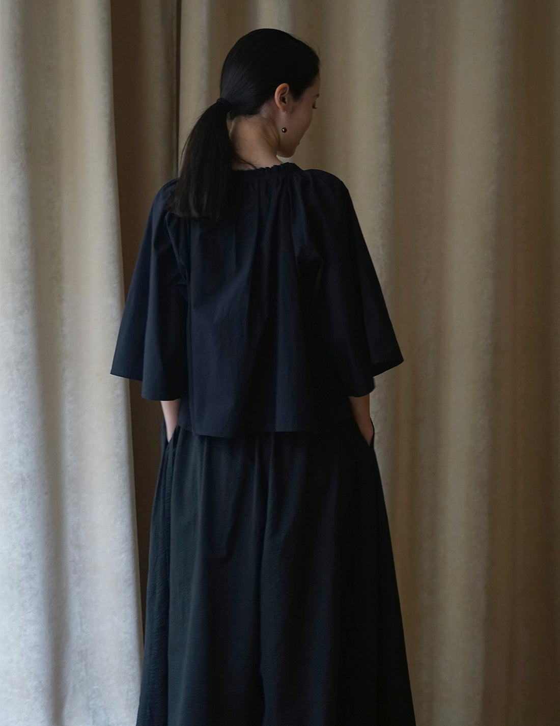 Mark Kenly Domino Tan | Sumela Blouse・Black