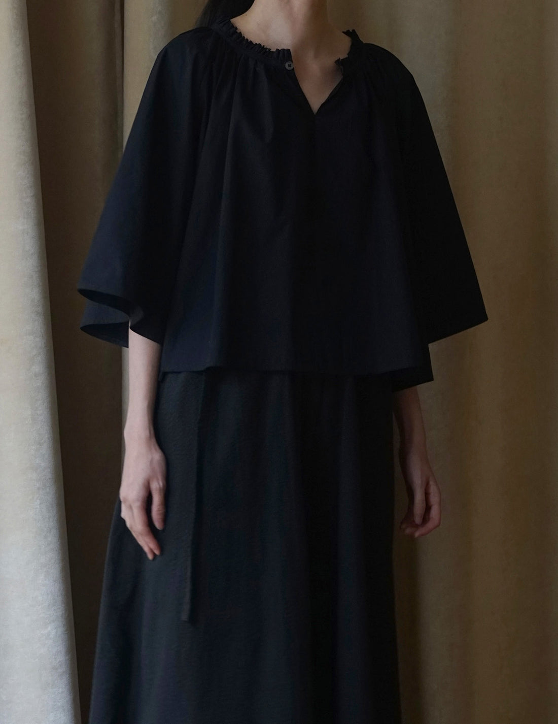 Mark Kenly Domino Tan | Sumela Blouse・Black