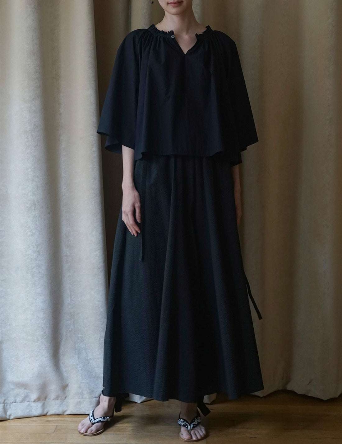 Mark Kenly Domino Tan | Sumela Blouse・Black