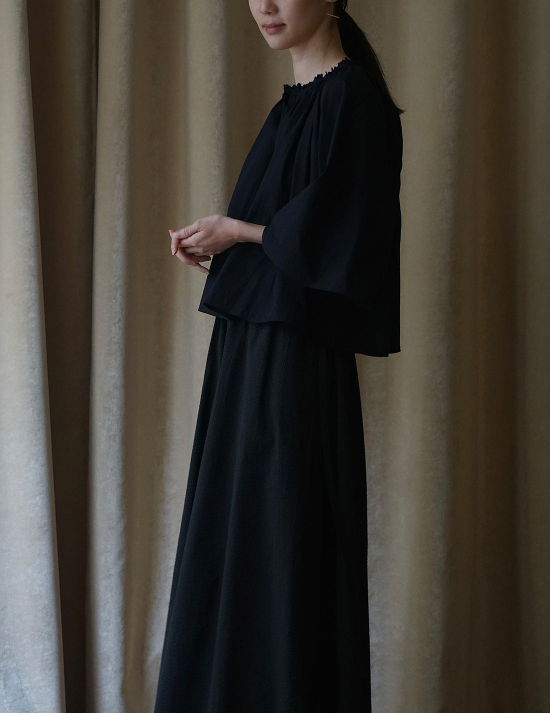 Mark Kenly Domino Tan | Sumela Blouse・Black