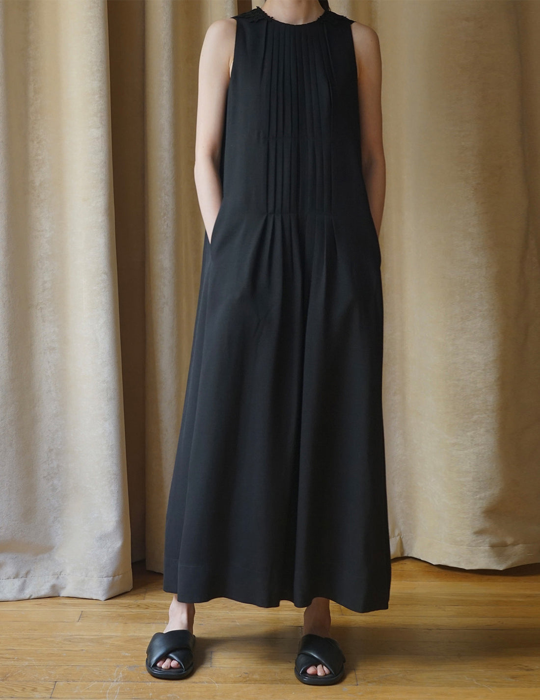 Robe sans manches en vigne.Noir