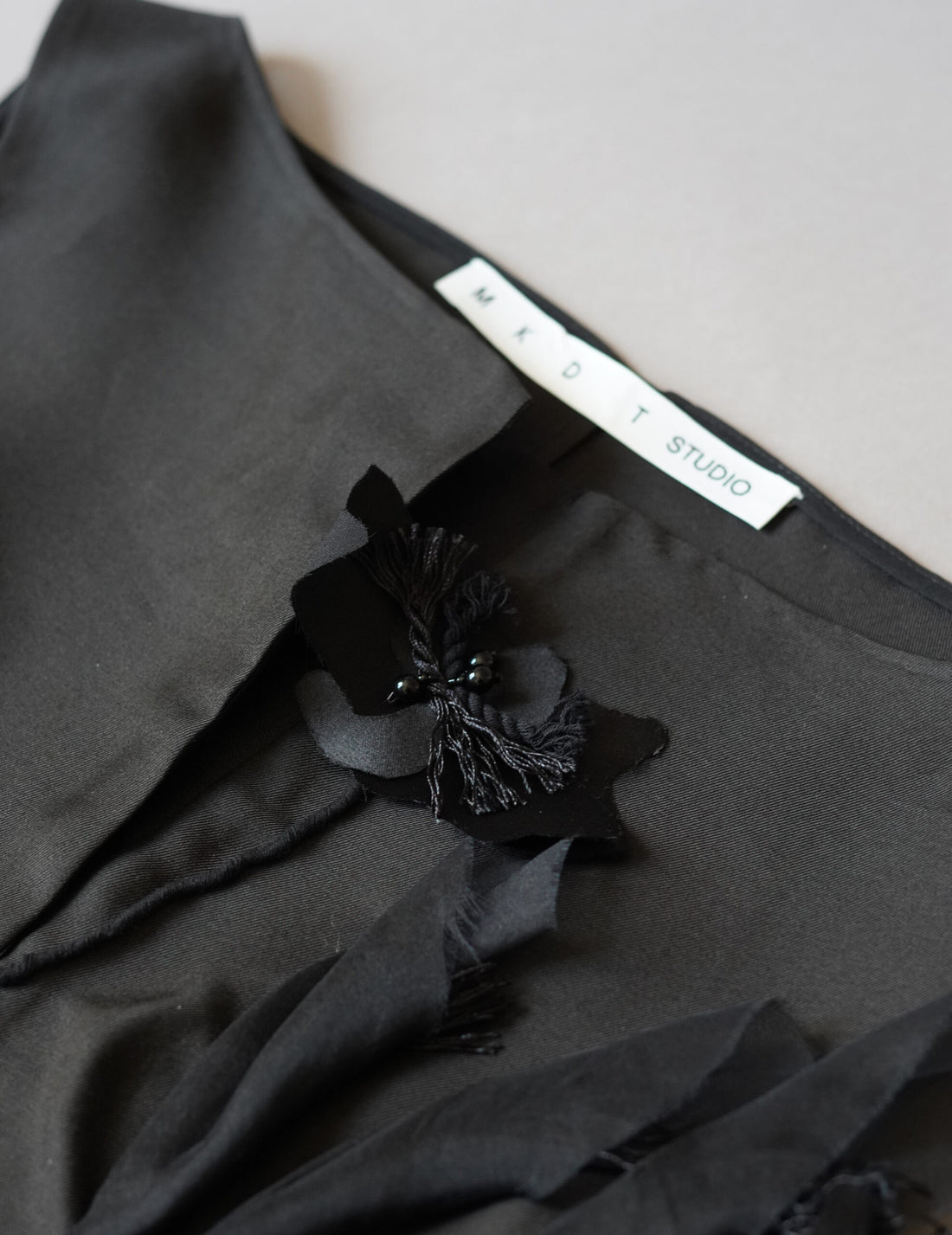 Mark Kenly Domino Tan ｜Atelier Tami Top・Black