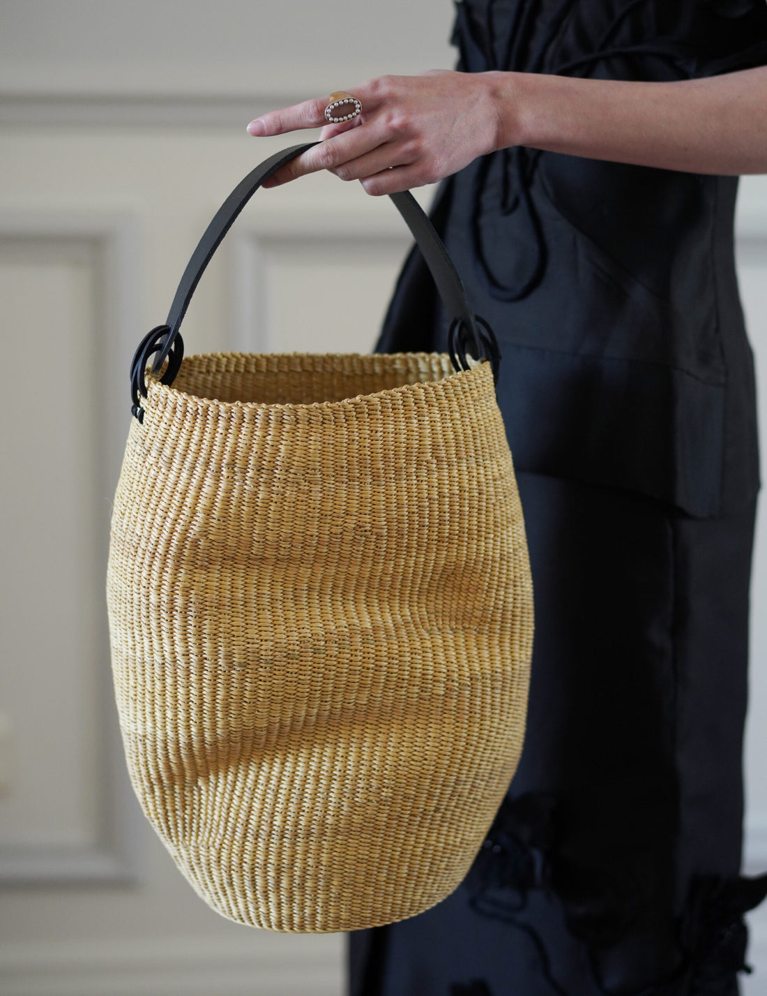 INES BRESSAND | Akamae Crumpled Woven Bag N.40・Black