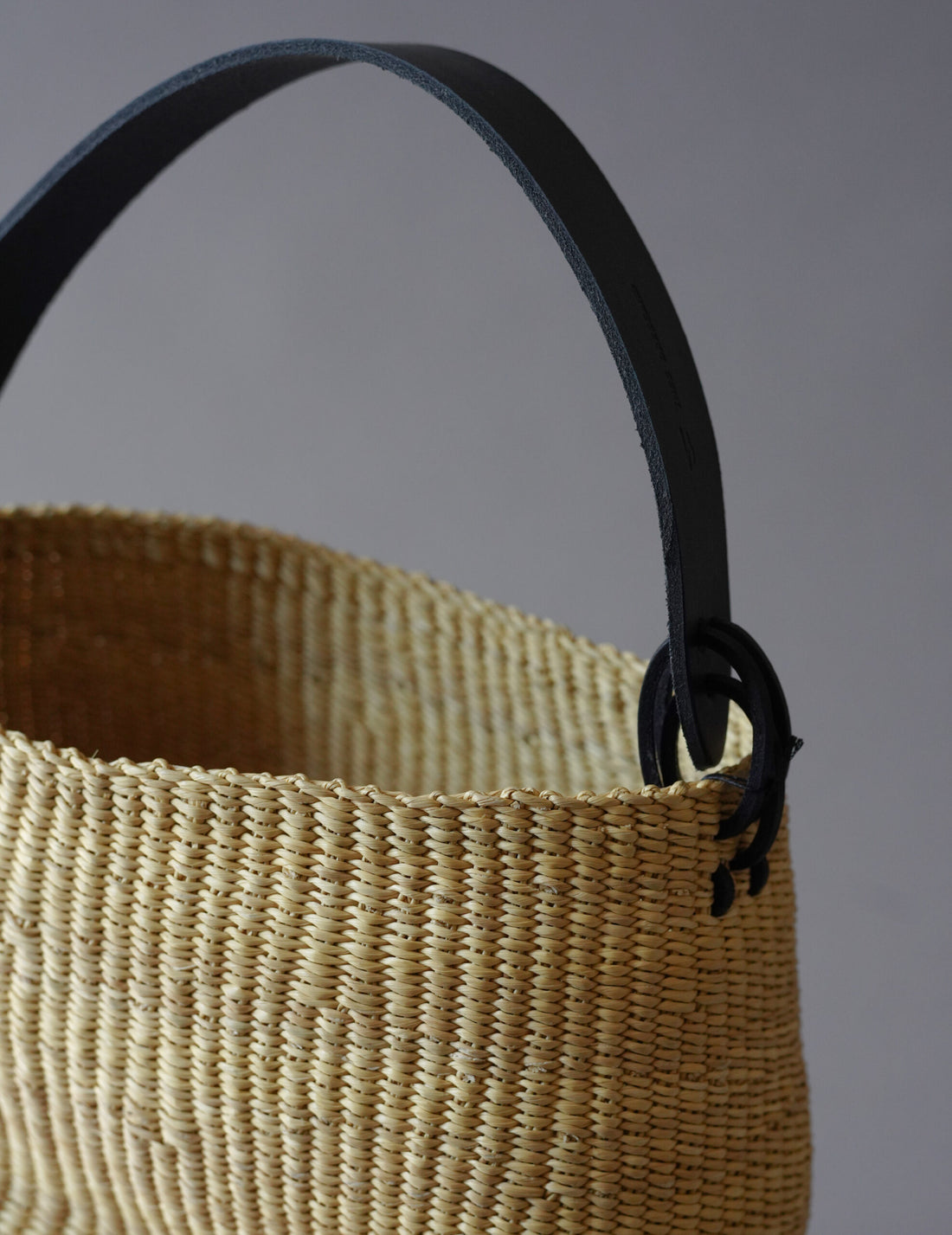 INES BRESSAND | Akamae Crumpled Woven Bag N.40・Black