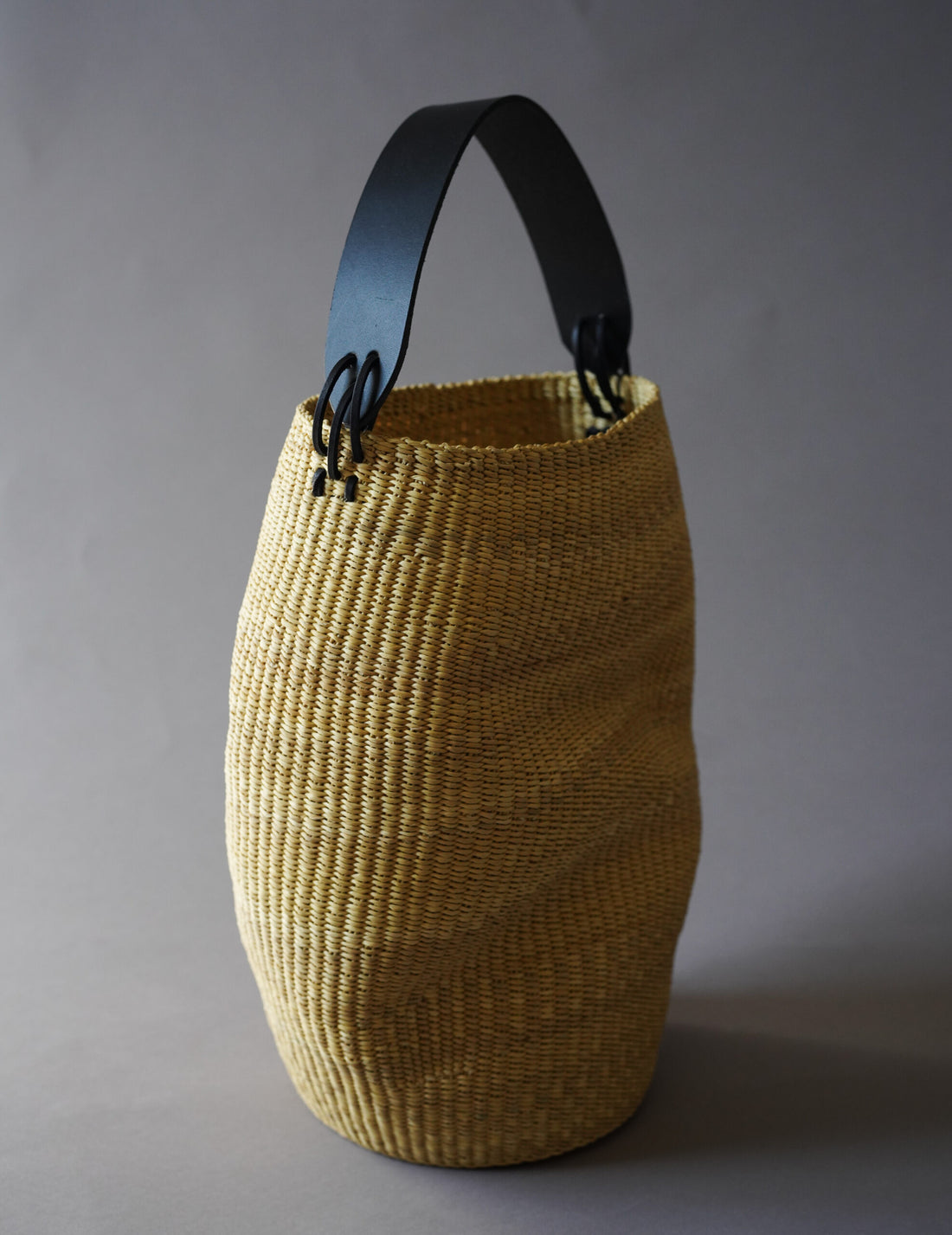 INES BRESSAND | Akamae Crumpled Woven Bag N.40・Black