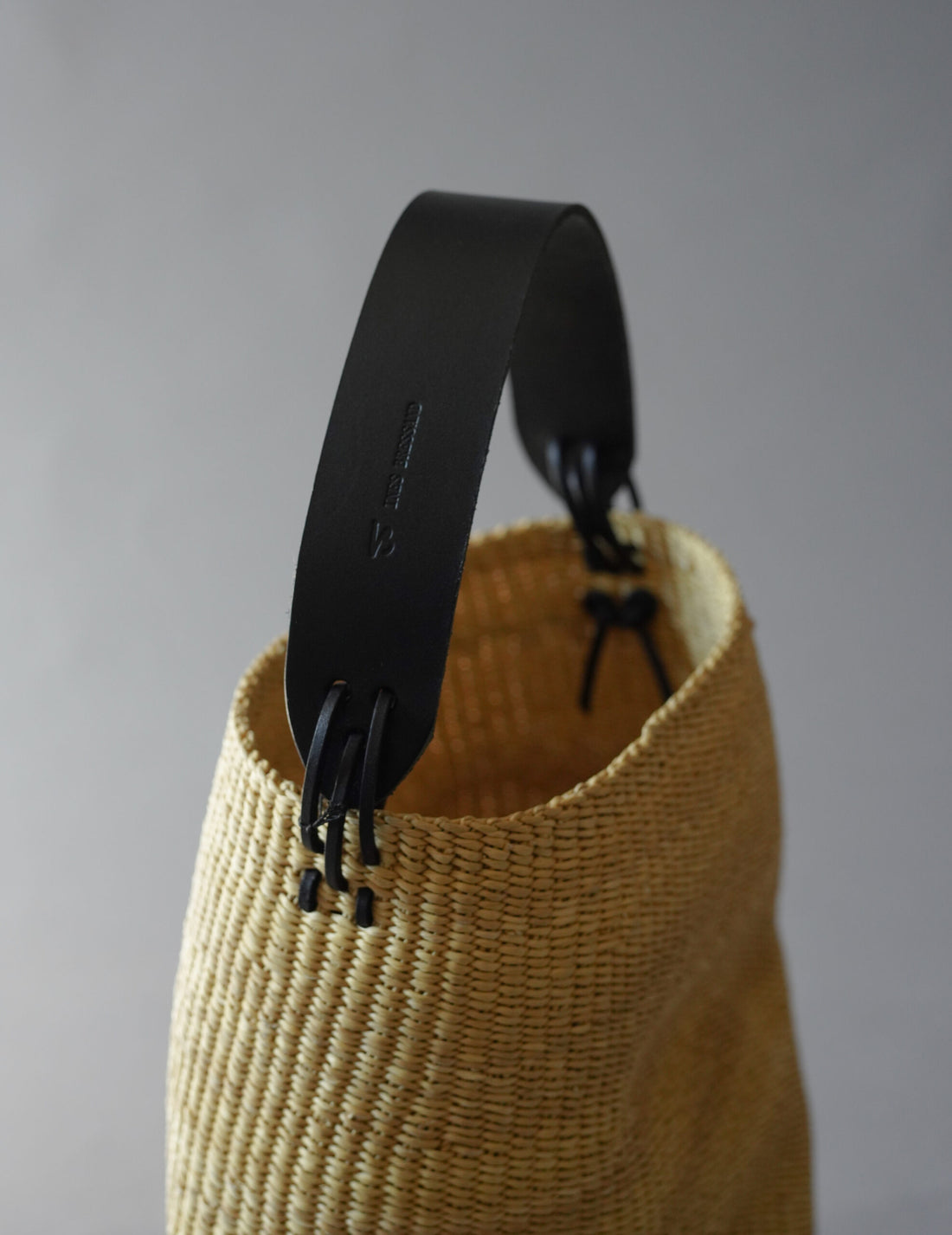 INES BRESSAND | Akamae Crumpled Woven Bag N.40・Black