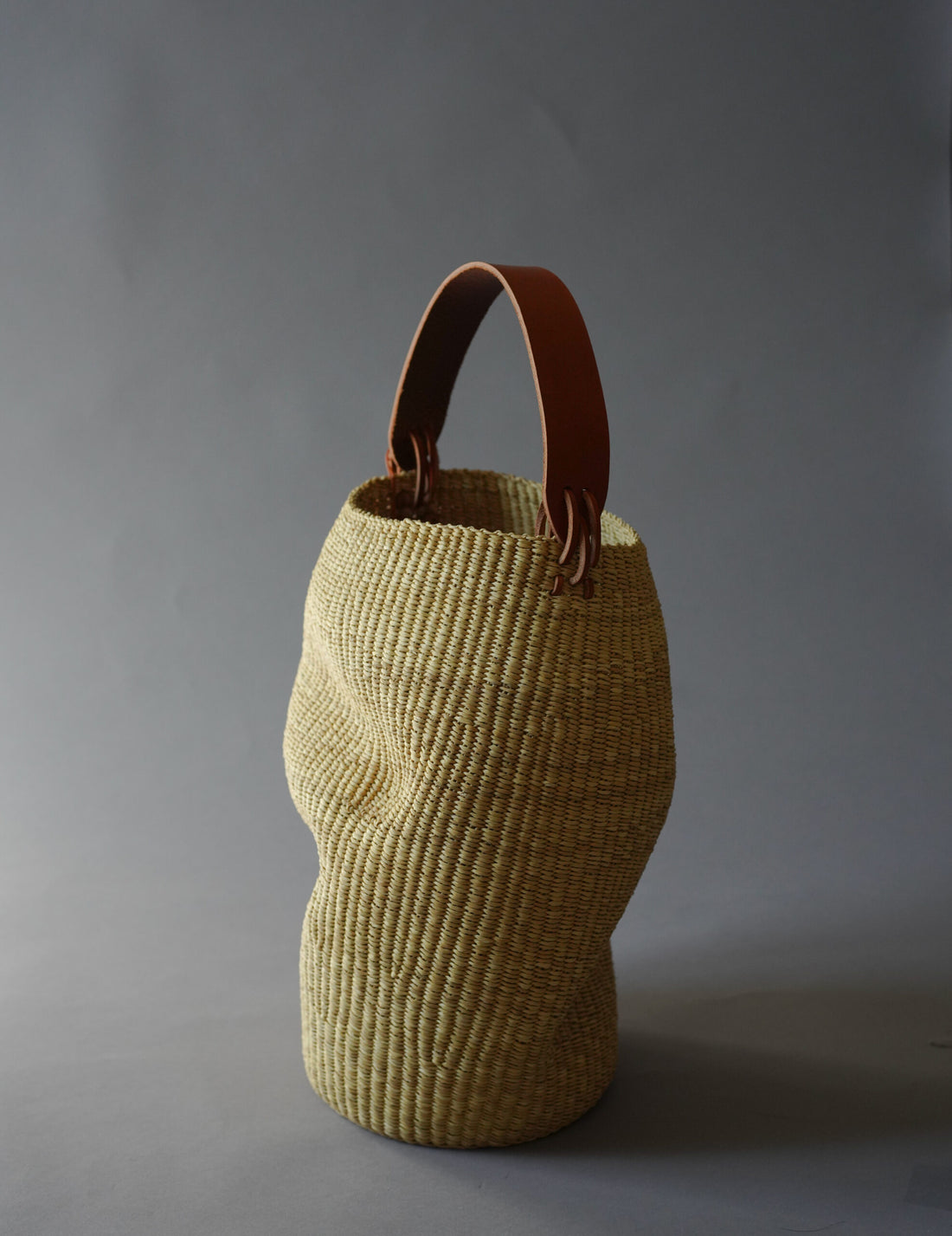 INES BRESSAND | Akamae Crumpled Woven Bag N.40・Brown
