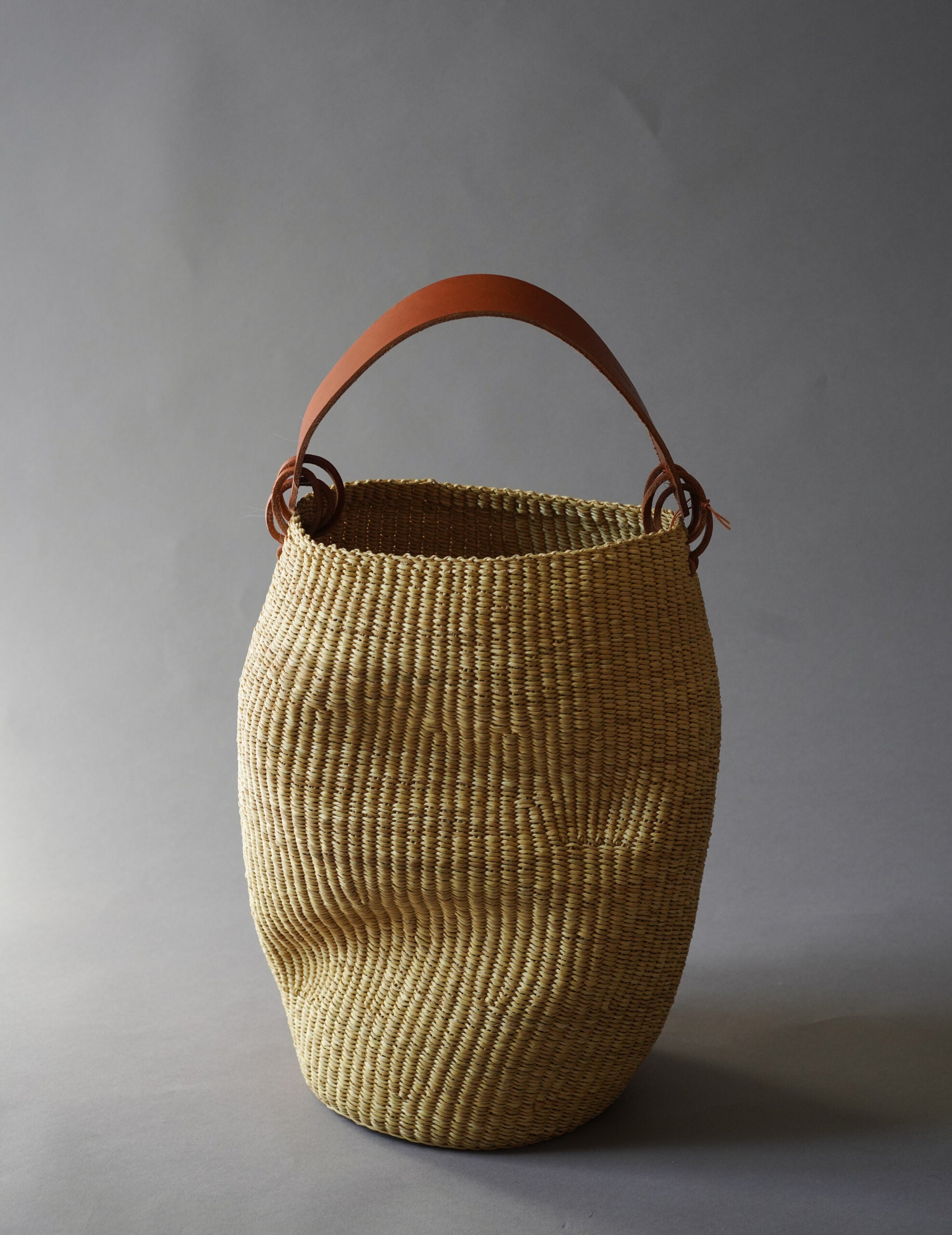 INES BRESSAND | Akamae Crumpled Woven Bag N.40・Brown