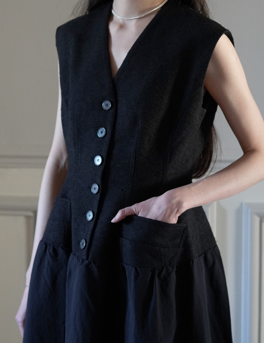 SANDBEIGE | LOUVE Dress・Black