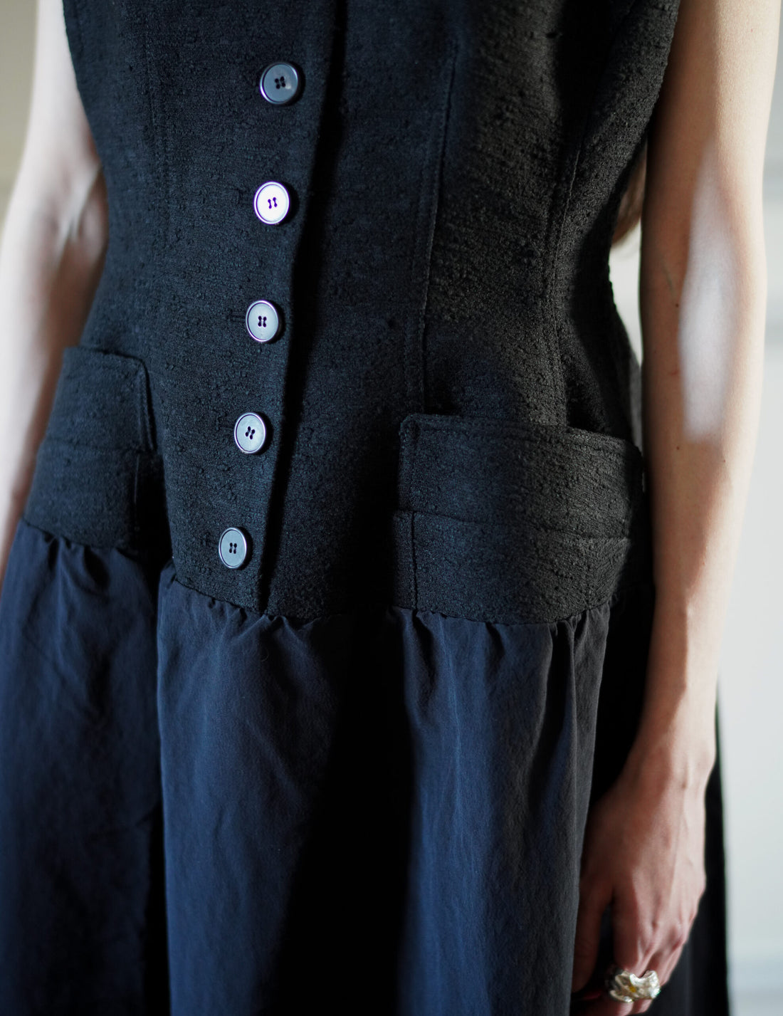 SANDBEIGE | LOUVE Dress・Black