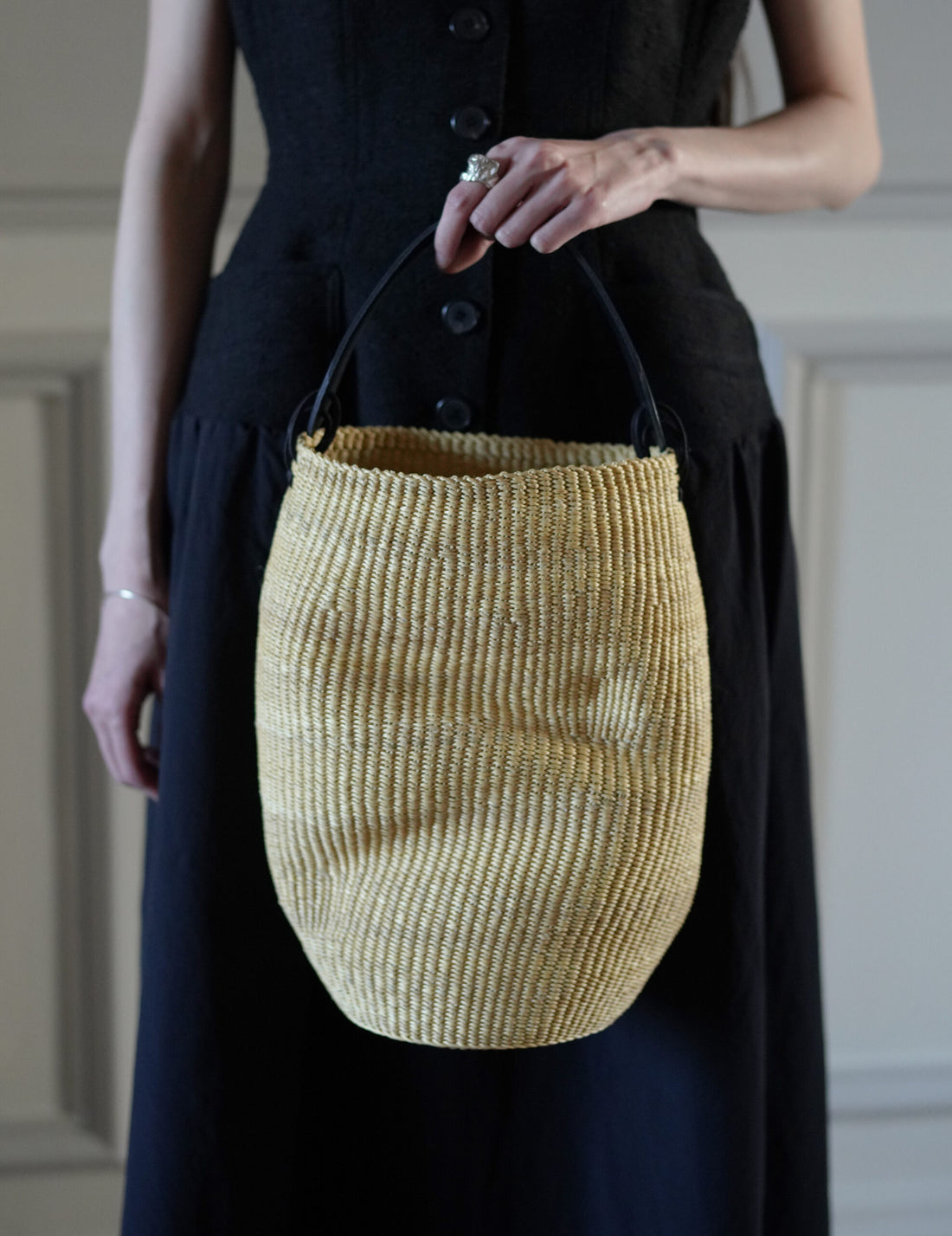 INES BRESSAND | Akamae Crumpled Woven Bag N.40・Black
