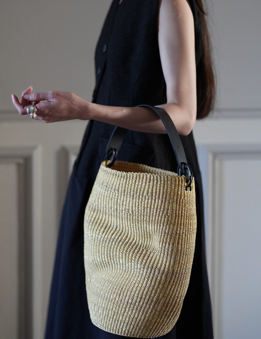 INES BRESSAND | Akamae Crumpled Woven Bag N.40・Black