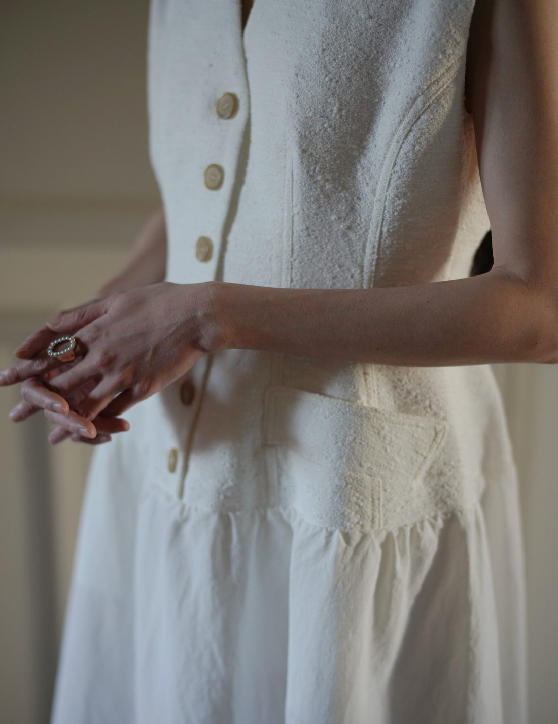 SANDBEIGE | LOUVE Dress・White
